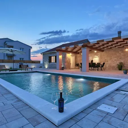 Orkula Villa *